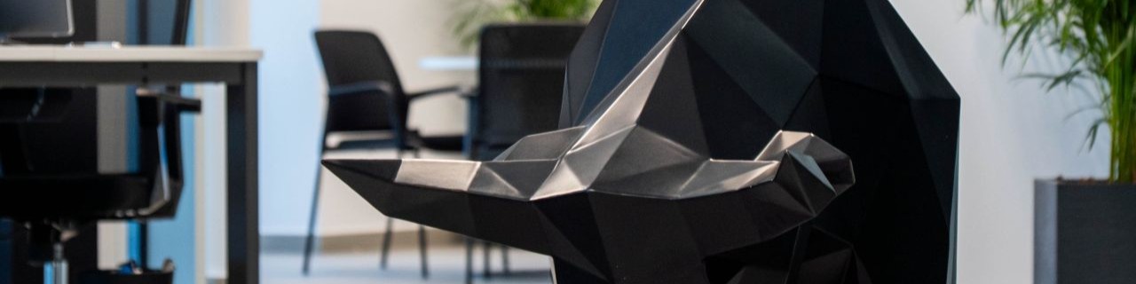 Escultura de un toro negro en las oficinas de IERTEC